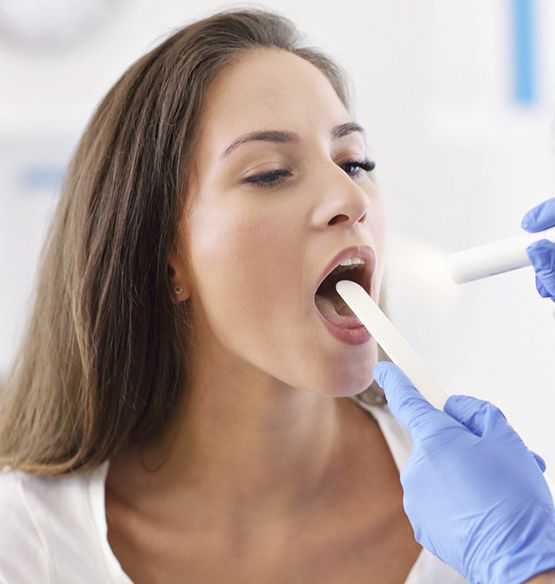 Mujer en revisión de laringe
